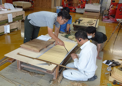中小企業における畳製作作業の実技指導